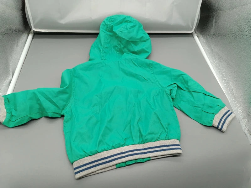 Rückseite der mintgrünen Impidimpi Regenjacke mit Streifenbündchen