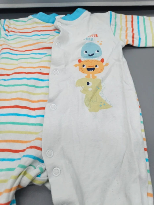Detail des Monster-Motivs auf dem gestreiften Baby-Strampler