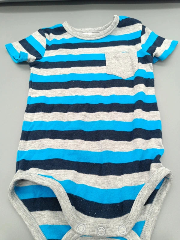 Blau-grau gestreifter Topomini Baby-Kurzarmbody in Größe 74/80, Vorderseite