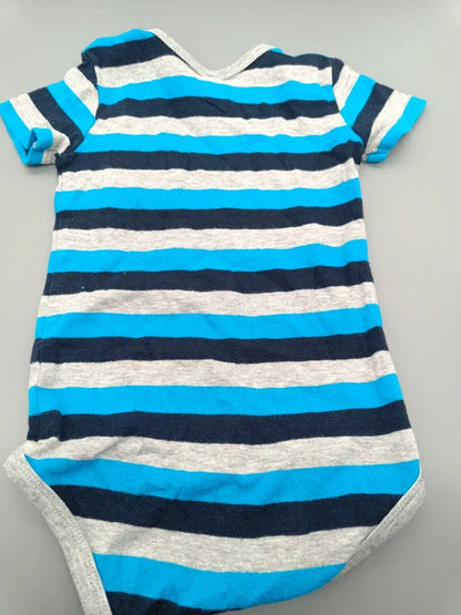 Rückseite des blau-grau gestreiften Topomini Baby-Bodys