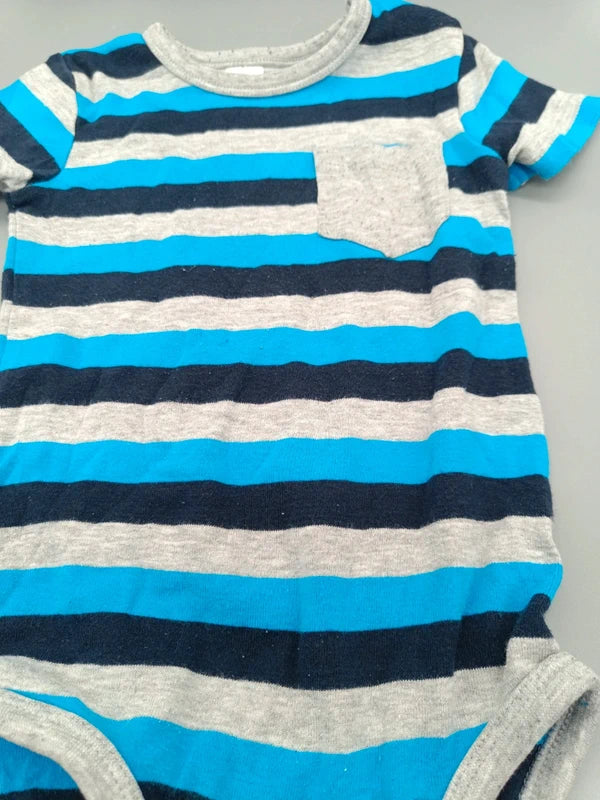 Detail der grauen Brusttasche und blau-grauen Querstreifen