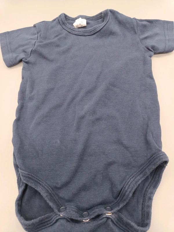 Detail der Druckknöpfe am marineblauen Baby-Body