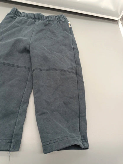 Detail von Bund und Beinnähten der dunkelgrau-schwarzen Jako-o Jogginghose