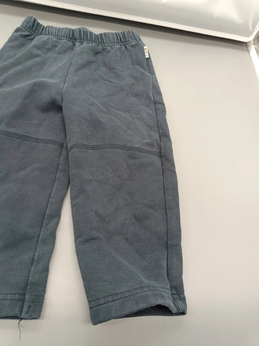 Detail von Bund und Beinnähten der dunkelgrau-schwarzen Jako-o Jogginghose