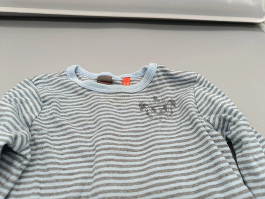 Detail des kleinen Brustmotivs und hellblauen Rundhalsausschnitts