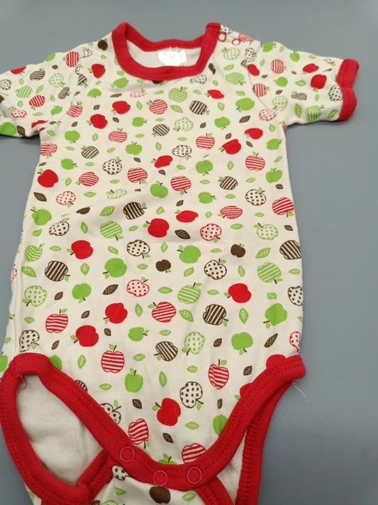 Weißer Baby-Body mit buntem Apfelmuster und roten Abschlüssen, Größe 74