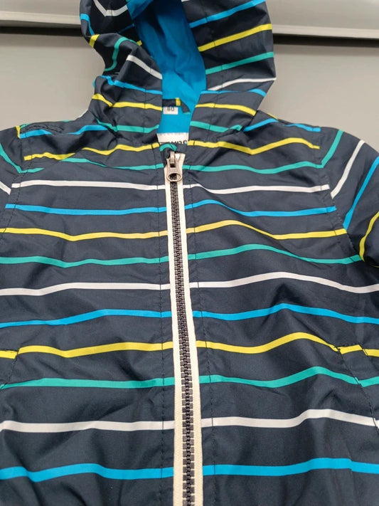 Detailansicht der dunkelblauen Kinderjacke mit bunten Wellenstreifen und Reißverschluss, Größe 80
