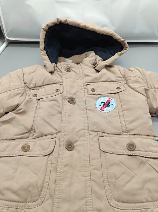 Beige wattierte Kinder-Steppjacke mit Kapuze und 72-Print, Größe 80, Vorderseite