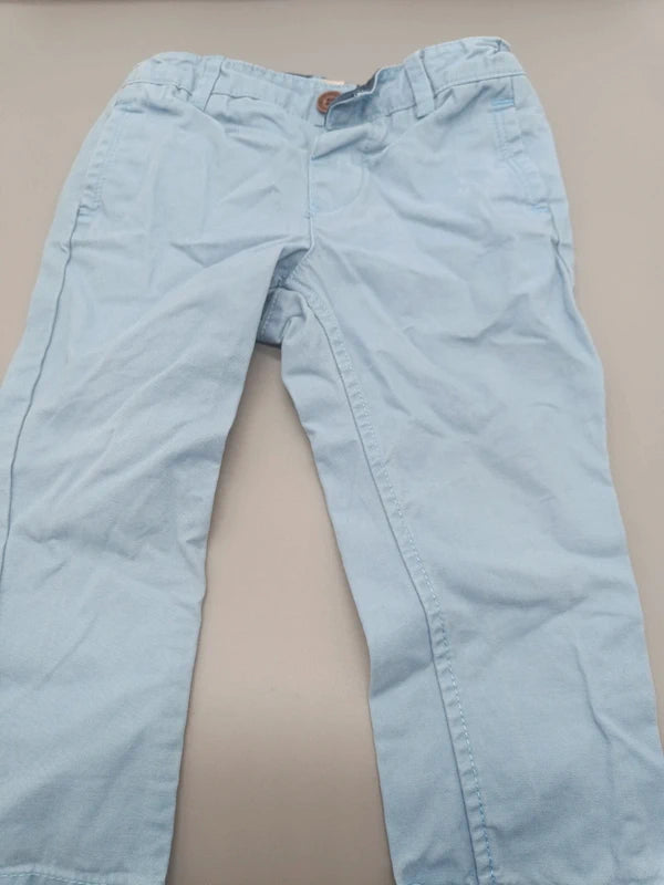 Vorderseite der hellblauen L.O.G.G. Baby-Jeanshose Größe 80