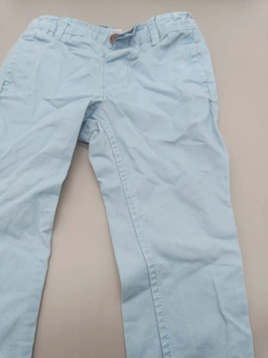 Detail des Knopfverschlusses und der Vorderseite der hellblauen Babyhose