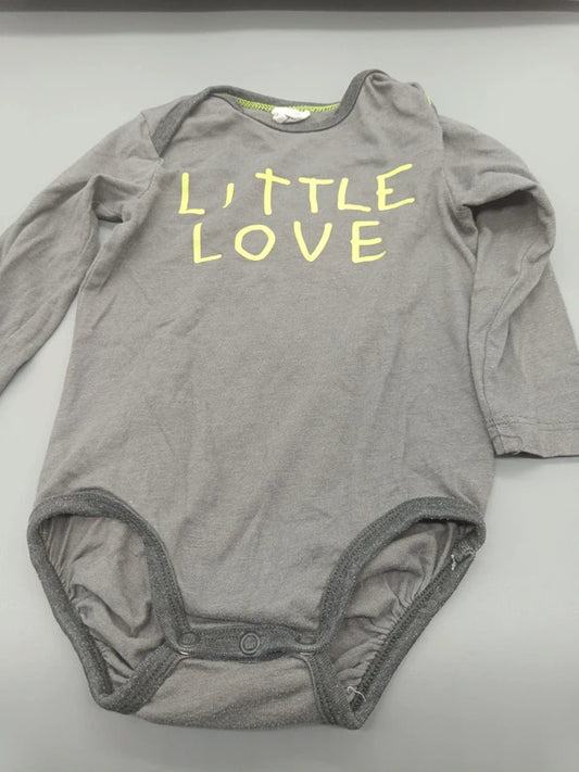 Grauer H&M Baby-Langarmbody Größe 80 mit gelbem LITTLE LOVE Aufdruck, Vorderseite