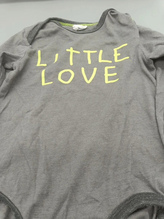 Detail des gelben LITTLE LOVE Schriftzugs auf dem grauen H&M Body