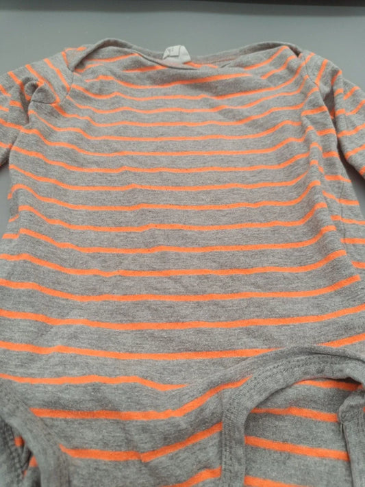 Detail des orangefarbenen Streifenmusters und Schlupfausschnitts am H&M Body