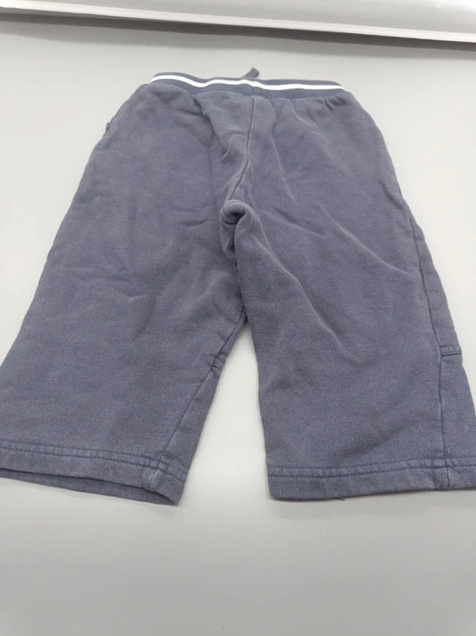 Rückansicht der dunkelgrauen Kinder-Shorts in Größe 86