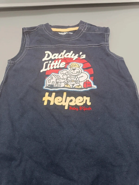 Detailaufnahme des Daddy’s Little Helper Motivs auf dunkelblauem Baby-Strampler