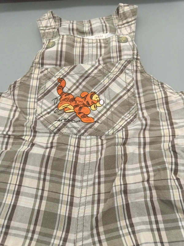 Detail der Brusttasche mit Tigger auf der karierten H&M Latzhose