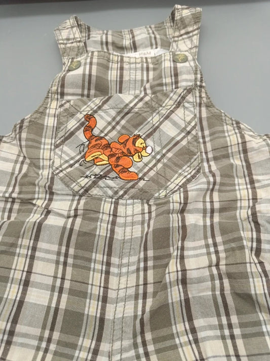 Detail der Brusttasche mit Tigger auf der karierten H&M Latzhose