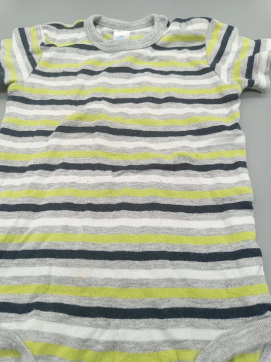 Detailaufnahme des grau-weiß-limefarbenen Streifenmusters am Baby-Body