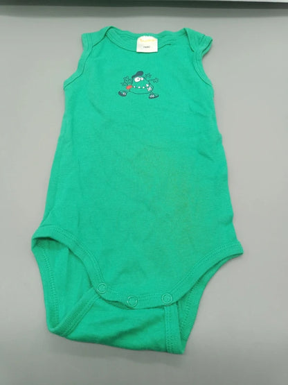 Vorderseite des grünen ärmellosen Impidimpi Babybodys Größe 74/80