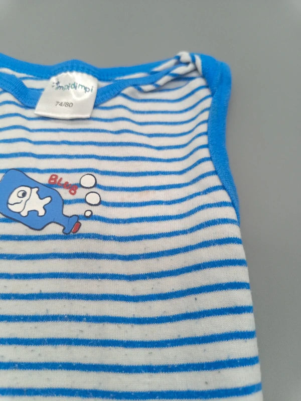 Detailfoto des Bereichs mit kleinem Fleck neben dem Fisch-Aufdruck