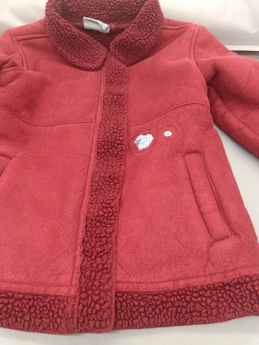 Detailansicht der dunkelroten Kinderjacke mit Teddyfutter, Reißverschluss und Taschen, Größe 104