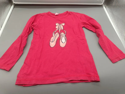 Detail des Ballettschuhmotivs auf dem pinken DopoDopo Langarmshirt