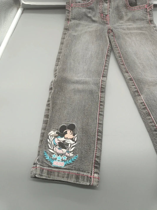 Detail von Bund und Taschen der grauen Mickey-Mouse-Kinderjeans