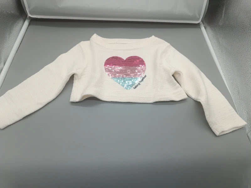Kurzer weißer STOP+GO Kinder-Pullover mit Paillettenherz, Vorderseite