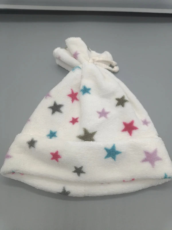 Weiße Kindermütze mit Sternen Größe 104–122, flach ausgelegt