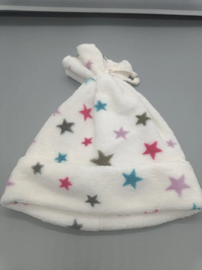 Weiße Kindermütze mit Sternen Größe 104–122, flach ausgelegt