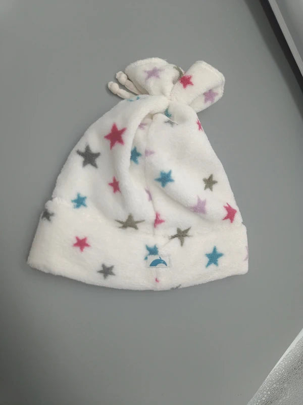 Detailansicht der weißen Mütze mit buntem Sternenmotiv
