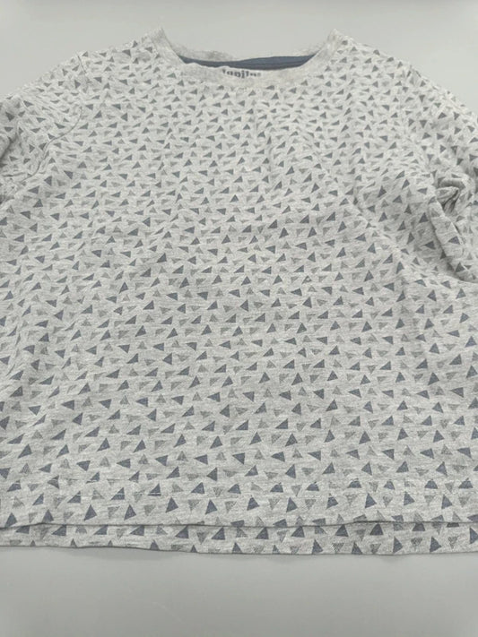 Detailansicht des kleinen Dreiecks-Musters auf dem grau-weißen Langarmshirt
