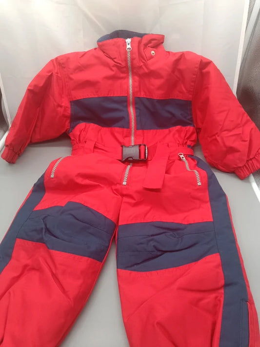 Roter Kinder-Schneeanzug mit dunkelblauen Einsätzen und Kapuze, Größe 86, Vorderseite