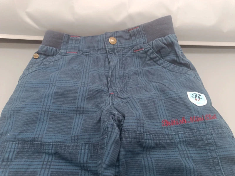 Bund mit Knopf, Gürtelschlaufen und Reißverschluss der blauen Hose