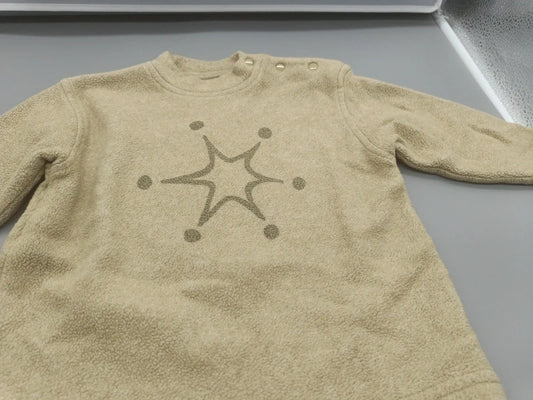 Sternmotiv mit Punkten auf dem beigefarbenen Baby-Langarmshirt