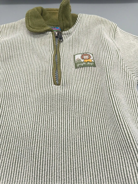 Detailansicht von Stehkragen und Reißverschluss am Kinder Langarmshirt Größe 86