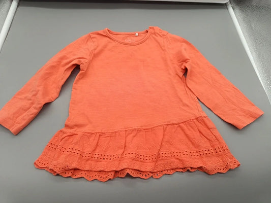 Mädchen Langarmshirt Koralle Uni Broderie Anglaise Rüschenvolant Vorderansicht Schulterknopf Gr. 86