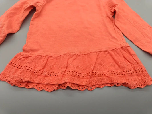 Mädchen Langarmshirt Koralle Broderie Anglaise Volant Bogensaum Lochstickerei Nahaufnahme Gr. 86