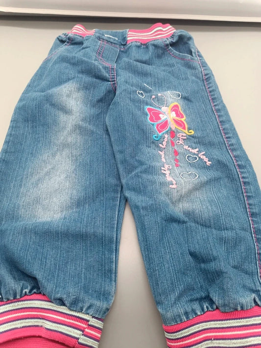 Mädchen Jeans Hellblau Schmetterling-Stickerei Pink Rippbündchen Vorderansicht Gesamtansicht Gr. 104