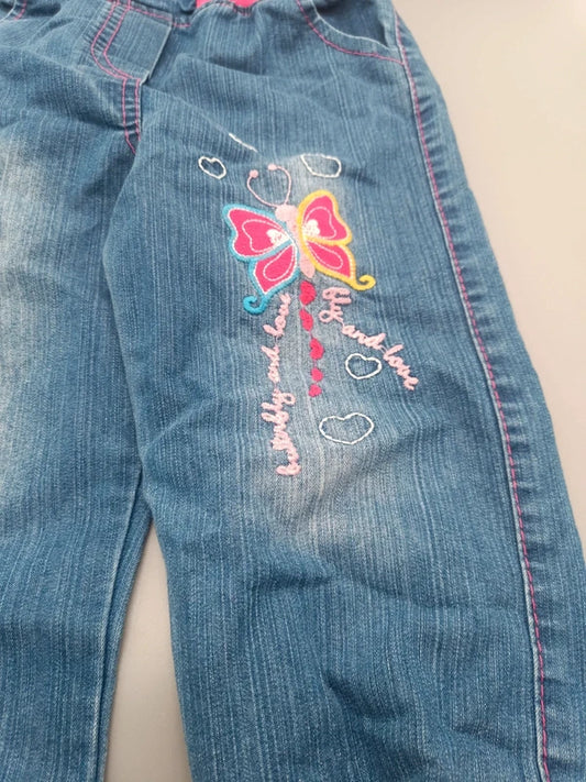Mädchen Jeans Hellblau Schmetterling Applikation Stickerei Herzen Nahaufnahme Gr. 104