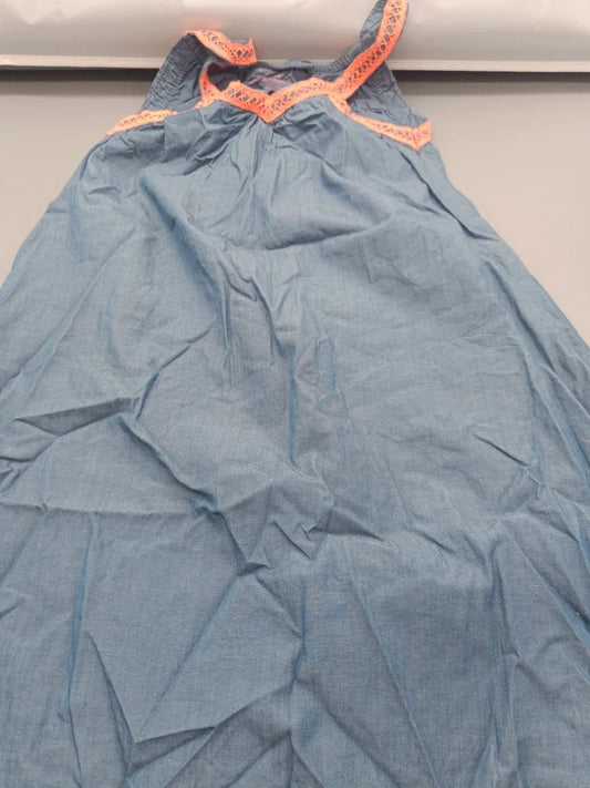 Mädchen Sommerkleid Hellblau Chambray Lachsfarbene Häkelträger V-Ausschnitt Vorderansicht Gr. 110