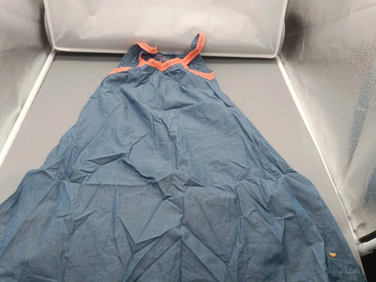 Mädchen Sommerkleid Hellblau Chambray A-Linie Gesamtansicht Goldherz-Emblem Saum Gr. 110