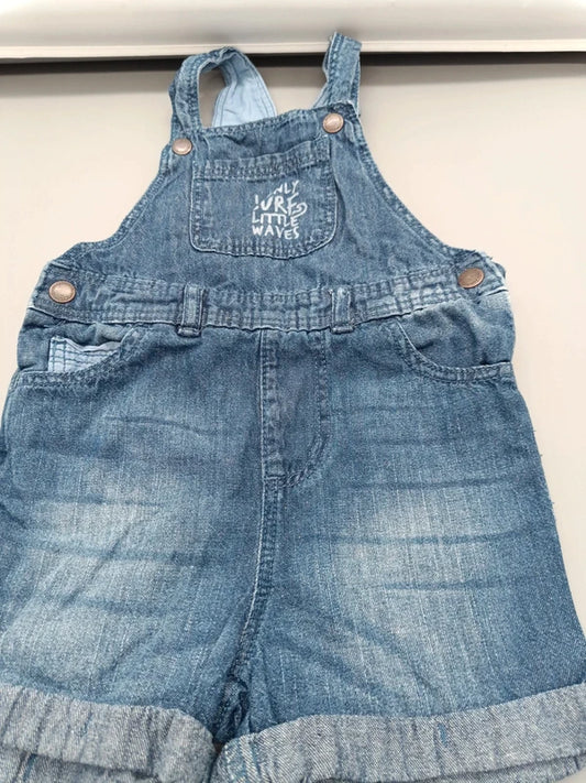 Baby Jeans-Latzhose Hellblau Surf Little Waves Vorderansicht Gr. 86