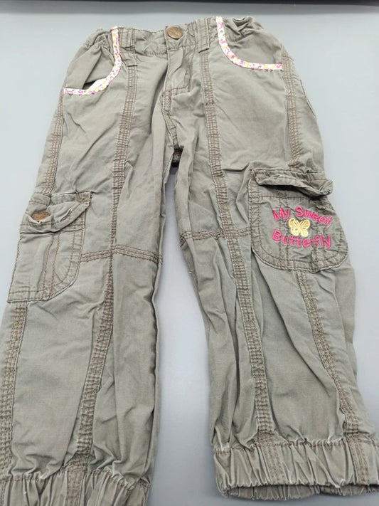 Mädchen Cargo-Hose Khaki My Sweet Butterfly Stickerei Geraffte Ziernähte Cargo-Tasche Vorderansicht Gr. 86