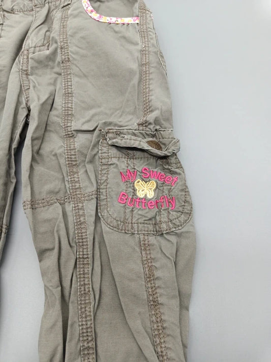 Mädchen Cargo-Hose Khaki My Sweet Butterfly Schmetterling Stickerei Cargo-Tasche Nahaufnahme Gr. 86
