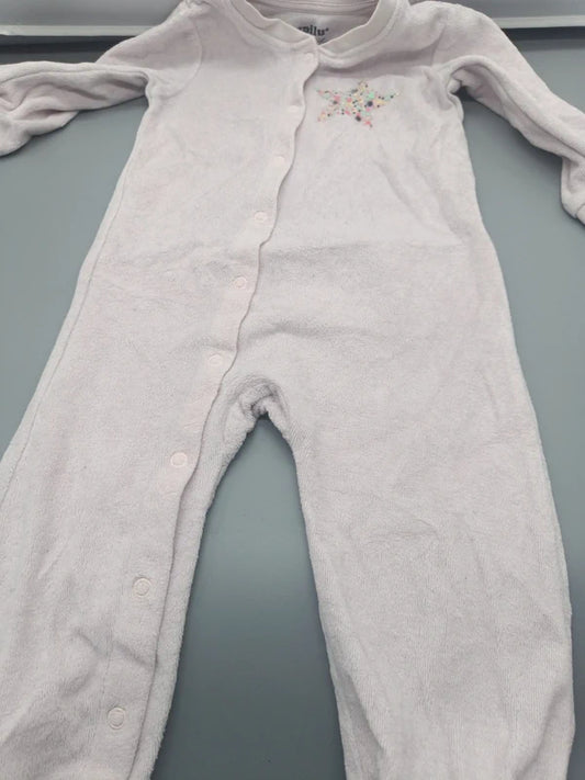 Baby Schlafstrampler Overall Zartlila Lavendel Velour Nicki Stern-Strass-Applikation Druckknopf-Leiste Füßlinge Vorderansicht Gr. 86