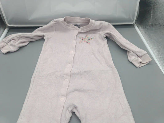 Baby Schlafstrampler Zartlila Lavendel Velour Stern-Strass-Applikation Nahaufnahme Brust Markenlogo Gr. 86