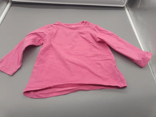 Seitliche Ansicht des schlichten pinken Langarmshirts in Größe 86