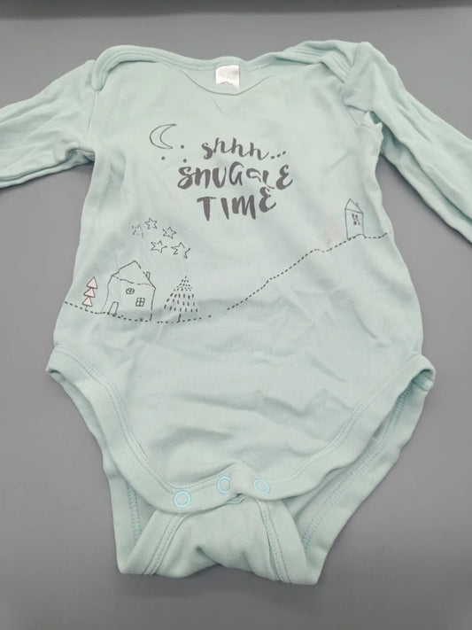 Detailansicht vom Snuggle-Time-Wintermotiv auf mintgrünem Baby Body Größe 86