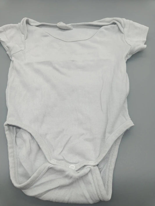 Baby Body Kurzarm Weiß Uni Basic Vorderansicht Envelope-Ausschnitt Druckknopf Gr. 80